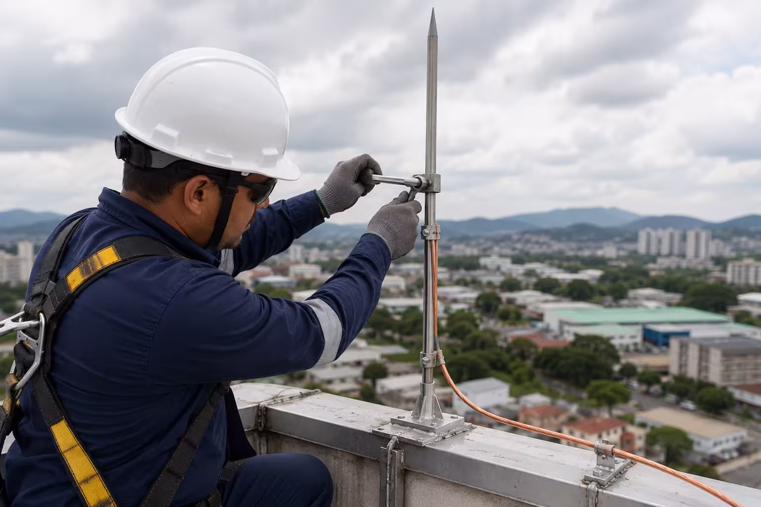Instalação de SPDA para-raios pela BRA Engenharia em Goiânia